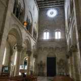 ...i cui interni sono suddivisi in tre navate da due serie di sei colonne a capitello corinzio
